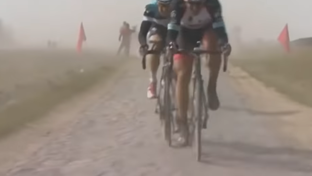 Ataque de Cabcellara en la Paris- Roubaix de 2013 con Stybar a rueda. 